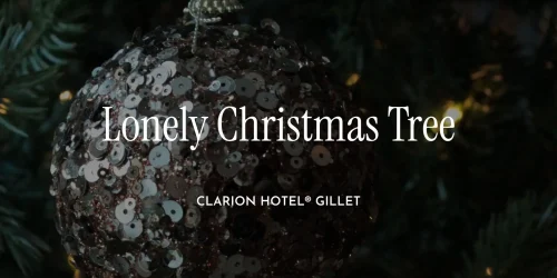 Ensam julgran söker klappar på Clarion Hotel Gillet i Uppsala